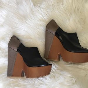 Women’s peep toe booty platform.